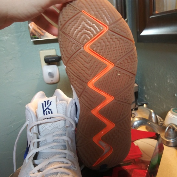 Kyrie 4 - Picture 3 of 8